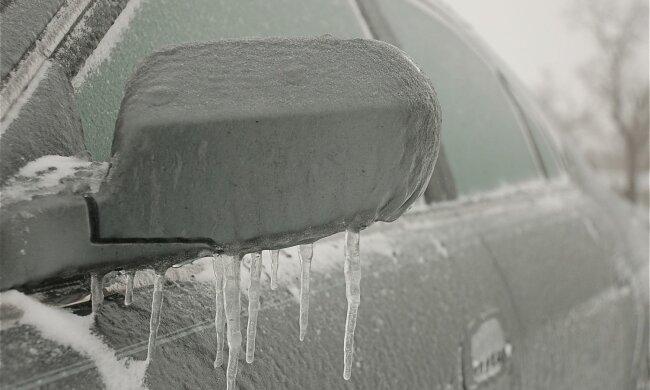 У Києві горе-батьки забули маленьких дітей в холодному автомобілі, фото: "загрожує стаття"