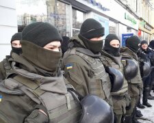Срочно: в Киеве объявлена мобилизация, съезжаются люди в военной форме