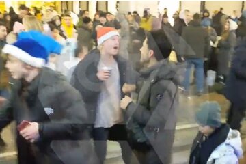 "Это их протест": в центре Москвы устроили странный праздник под Сердючку, видео