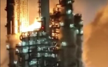 Крупный пожар вспыхнул после взрыва на заводе "Газпрома": "Жителей просят не выходить на улицу"
