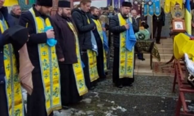 Прощалися під дверима: священик УПЦ МП не дозволив відспівати Героя у храмі