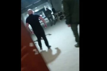 Бил ногами и руками: в каком сейчас состоянии солдат, на которого напал командир