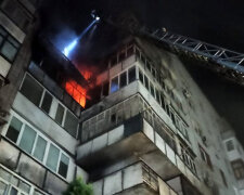 Под Днепром загорелась многоэтажка: огонь охватил сразу три этажа, кадры