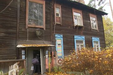 "Бараки – это так романтично": россиян массово переселят в деревянные дома