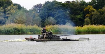 Как украинские танки форсируют реку: осенние учения ВСУ (фото)