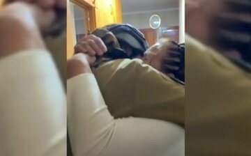 Возвращение 20-летнего защитника домой попало на видео, трогательные кадры: "Самые крепкие объятия"