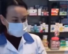 "Можуть оштрафувати": українцю відмовилися продавати маску в аптеці, кадри інциденту