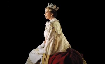 На руках у мами та на велосипеді: рідкісні фото королеви Єлизавети II, з якою прощається світ