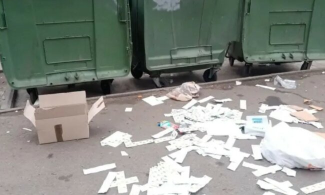 Гори контрацептивів знайшли біля вокзалу в Дніпрі: кадри "свинства"