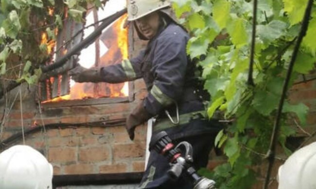 На Харьковщине молния попала в здание, кадры: "Огонь охватил всю крышу"