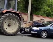 В Одессе возле кладбища автомобиль  разрезало пилой трактора: видео инцидента