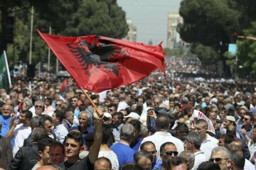 Беспрецедентные протесты в Албании: что требуют митингующие (фото, видео)