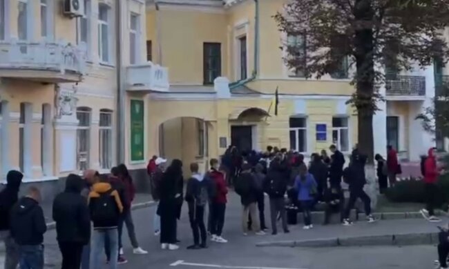 Величезна черга вишикувалася в харківський військкомат, стоять з 5 ранку: кадри з місця