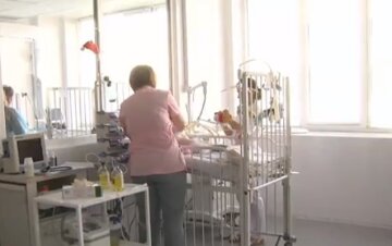 "Уходил в одиночестве и звал маму": врачи не пустили родителей к тяжело больному ребенку в Киеве