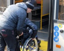 Водій на Дніпропетровщині відмовив у допомозі пасажиру в інвалідному візку: його покарали