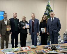 "Святий Миколай — дітям Харкова": Микола Томенко передав українські книги та подарунки підземній школі