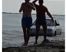 Авто затянуло в Азовское море, видео: "трое мужчин пытались вытащить"