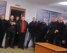 У Дніпрі поліцейські відмовилися вступати до лав ЗСУ та влаштували бунт, відео: українці обурені