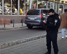 Чоловік з ножем атакував покупця на Привозі, все через шкарпетки: кадри НП в Одесі