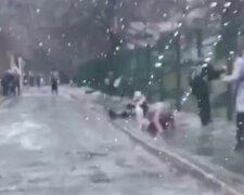 Поповзом і тримаючись за паркан: як київські школярі повертаються додому під час ожеледиці, відео