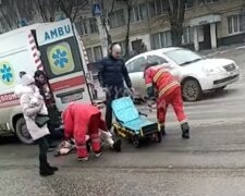 В Одесі водій іномарки зніс молоденьку дівчину на "зебрі", відео ДТП: "медики примчали і ..."