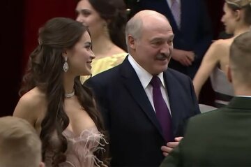 Роман Лукашенко с "Мисс Беларусь" обрастает подробностями и фото: "Во внучки годится"