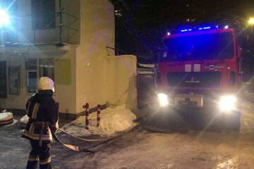 В Одессе пламя разбушевалось в кафе, спасателей подняли по тревоге: кадры ЧП