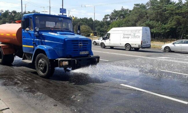 Комунальники Кличка вирішили помити дороги шампунем, фото: "понад півсотні машин..."