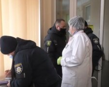 Лікарка відмовилася надягати маску: у поліклініці Харкова розгорівся скандал, пацієнтка не витримала, відео