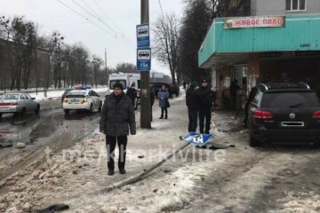 У Харкові позашляховик влетів у зупинку, перші деталі і кадри: є постраждалі