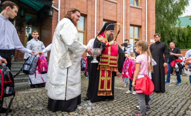 УПЦ провела молебень з нагоди початку навчального року та вручила сотням дітей "рюкзачки милосердя"