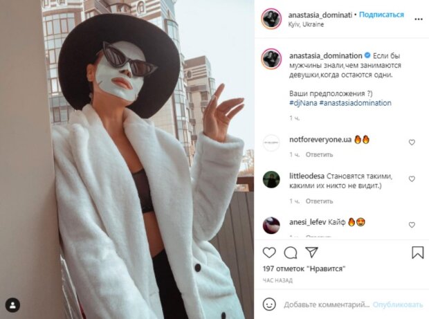 Экс-Nikita Кумейко в лифчике и пальто показала, чем занимается, пока никто не видит: