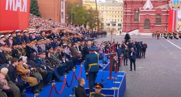 Больной и перепуганный: Путин удивил внешним видом на параде в Москве