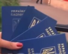 Харьковчанка с детьми дерзко избавились от паспортов, видео: "Украина, иди-ка ты в..."