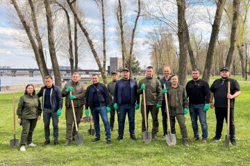 У Печерському районі Києва висадили 27 дубів Шевченка