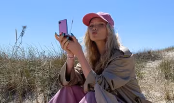 Сочная Эльза Хоск из Victoria’s Secret заинтриговала безумными вырезами: "Наклонись еще"