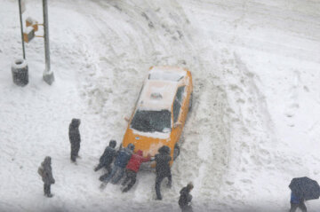 От снежной бури в США погибли уже 37 человек