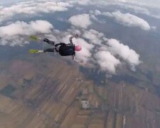 50 парашютистов Украины показали мастерство полета (видео)