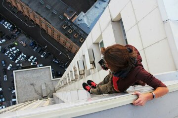 roof-climbing-girl-dangerous-selfies-angela-nikolau-russia-10