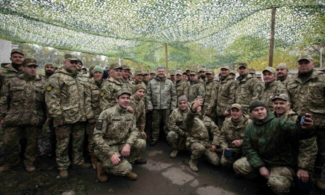 Воины из АТО сделали селфи с Порошенко (фото)