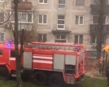 Огонь охватил многоэтажку в Киеве, люди вынуждены выпрыгивать из окон: видео с места ЧП
