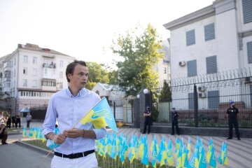 Под посольством РФ установили флаги в память о 15 тысячах погибших на востоке Украины