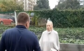 Київський маршрутник нахабно викинув пенсіонерку з салону, відео: "Я не повезу"
