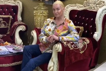 Вульгарная Волочкова в мини-бикини показала свой самый бесстыжий шпагат: "На крыльях любви..."