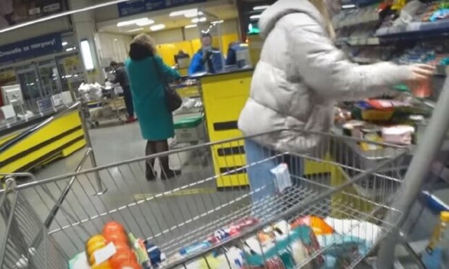 В Одесі чоловік помстився магазину за продаж несвіжих продуктів, відео: "втомився лаятися з продавцями"