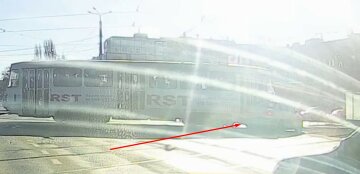 Трамвай "впечатался" в легковушку в Харькове: момент столкновения попал на камеру