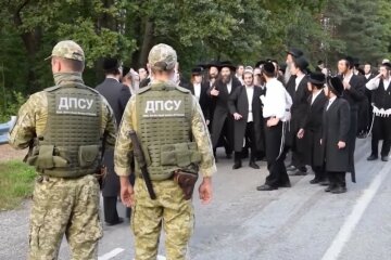 "Ой, пустите в Украину!": хасиды срочно переоделись в шаровары и вышиванки на границе, видео