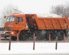 Праздники в Киеве пошли не по плану, снег везут грузовиками: видео облетело сеть