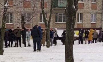 Харьковчане штурмуют секонд-хенды, фото: "выстроилась огромная очередь"