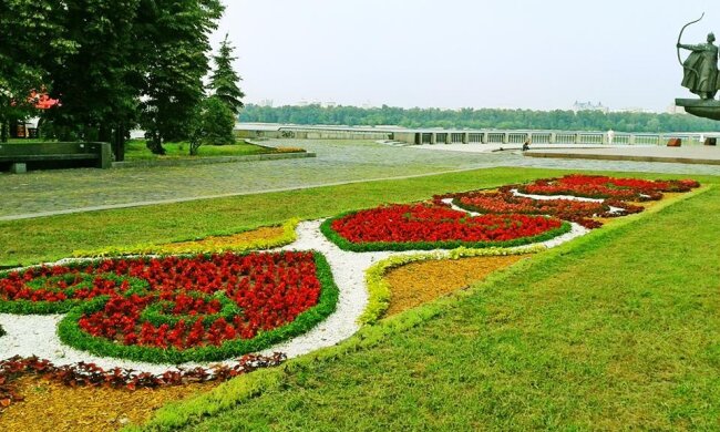 У Києві з’явилися клумби з незвичайними візерунками (фото)